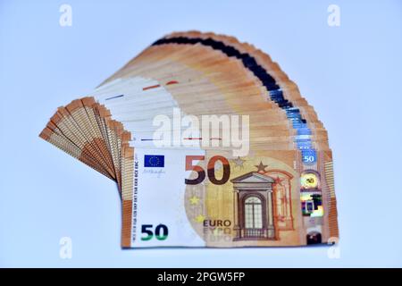 Konzept von vielen Euro: Ein Stapel gerollter 50-Euro-Scheine auf weißem Hintergrund, ein Stapel von 50-Euro-Scheinen aus geschäftlichem Hintergrund Stockfoto