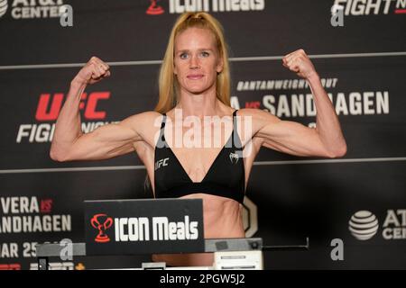SAN ANTONIO, TX, USA. 24. März 2023. SAN ANTONIO, TX - 24. März: Holly Holm betritt die Waage für die offiziellen Wiegevorgänge im Westin San Antonio North für die UFC Fight Night – Vera vs Sandhagen – am 24. März 2023 in SAN ANTONIO, USA. (Kreditbild: © Louis Grasse/PX Imagens via ZUMA Press Wire) NUR REDAKTIONELLE VERWENDUNG! Nicht für den kommerziellen GEBRAUCH! Stockfoto