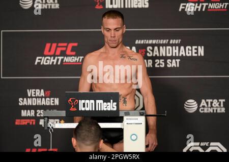 SAN ANTONIO, TX, USA. 24. März 2023. SAN ANTONIO, TX - 24. März: Nate Landwehr betritt die Waage für die offiziellen Wiegevorgänge im Westin San Antonio North für die UFC Fight Night - Vera vs Sandhagen - Wiegeversuche am 24. März 2023 in SAN ANTONIO, USA. (Kreditbild: © Louis Grasse/PX Imagens via ZUMA Press Wire) NUR REDAKTIONELLE VERWENDUNG! Nicht für den kommerziellen GEBRAUCH! Stockfoto