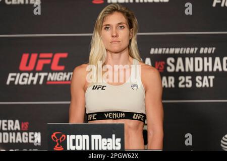 SAN ANTONIO, TX, USA. 24. März 2023. SAN ANTONIO, TX - 24. März: Yana Santos betritt die Waage für die offiziellen Wiegevorgänge im Westin San Antonio North für die UFC Fight Night – Vera vs Sandhagen – am 24. März 2023 in SAN ANTONIO, USA. (Kreditbild: © Louis Grasse/PX Imagens via ZUMA Press Wire) NUR REDAKTIONELLE VERWENDUNG! Nicht für den kommerziellen GEBRAUCH! Stockfoto