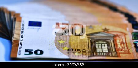 Konzept von vielen Euro: Ein Stapel gerollter 50-Euro-Scheine auf weißem Hintergrund, ein Stapel von 50-Euro-Scheinen aus geschäftlichem Hintergrund Stockfoto