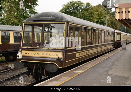 Devon Belle Pullman Aussichtsplattform Nr. 13 erwartet Passagiere in Paignton mit der Dartmouth Steam Railway, South Devon. Stockfoto