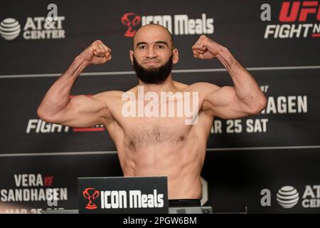 SAN ANTONIO, TX, USA. 24. März 2023. SAN ANTONIO, TX - 24. März: Albert Duraev betritt die Waage für die offiziellen Wiegevorgänge im Westin San Antonio North für die UFC Fight Night - Vera vs Sandhagen - Wiegeversuche am 24. März 2023 in SAN ANTONIO, USA. (Kreditbild: © Louis Grasse/PX Imagens via ZUMA Press Wire) NUR REDAKTIONELLE VERWENDUNG! Nicht für den kommerziellen GEBRAUCH! Stockfoto