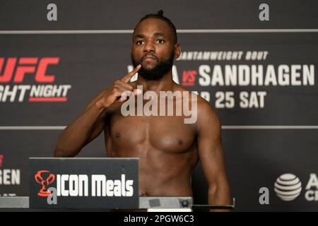 SAN ANTONIO, TX, USA. 24. März 2023. SAN ANTONIO, TX - 24. März: Manel Kape betritt die Waage für die offiziellen Wiegevorgänge im Westin San Antonio North für die UFC Fight Night - Vera vs Sandhagen - Wiegeversuche am 24. März 2023 in SAN ANTONIO, USA. (Kreditbild: © Louis Grasse/PX Imagens via ZUMA Press Wire) NUR REDAKTIONELLE VERWENDUNG! Nicht für den kommerziellen GEBRAUCH! Stockfoto