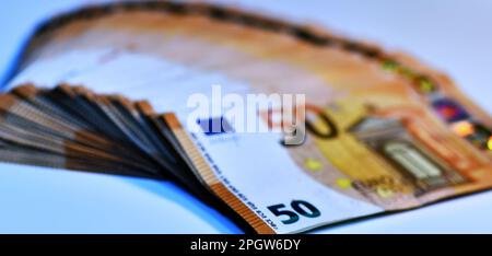 Konzept von vielen Euro: Ein Stapel gerollter 50-Euro-Scheine auf weißem Hintergrund, ein Stapel von 50-Euro-Scheinen aus geschäftlichem Hintergrund Stockfoto