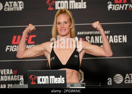 SAN ANTONIO, TX, USA. 24. März 2023. SAN ANTONIO, TX - 24. März: Holly Holm betritt die Waage für die offiziellen Wiegevorgänge im Westin San Antonio North für die UFC Fight Night – Vera vs Sandhagen – am 24. März 2023 in SAN ANTONIO, USA. (Kreditbild: © Louis Grasse/PX Imagens via ZUMA Press Wire) NUR REDAKTIONELLE VERWENDUNG! Nicht für den kommerziellen GEBRAUCH! Stockfoto