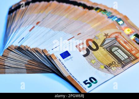Konzept von vielen Euro: Ein Stapel gerollter 50-Euro-Scheine auf weißem Hintergrund, ein Stapel von 50-Euro-Scheinen aus geschäftlichem Hintergrund Stockfoto
