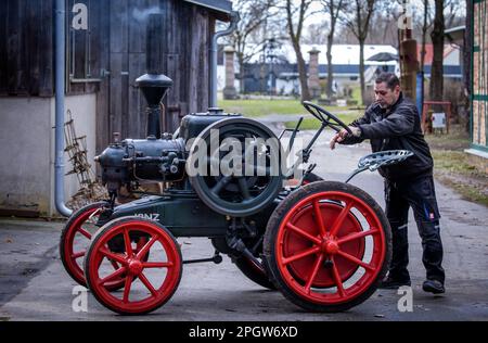 Alt Schwerin, Deutschland. 24. März 2023. Ein 1921 gebauter Lanz Bulldog mit einem Hubraum von 6,4 Litern und 12 ps wurde von Sven Hermann im Agroneum für die Eröffnung der Saison vorbereitet. Das Landwirtschaftsmuseum ist ein Freiluftmuseum und öffnet seine Türen für interessierte Besucher dieses Wochenende nach den Winterferien. Die Agrargeschichte von Mecklenburg zeigt sich hier von der Mitte des 19. Jahrhunderts bis heute. Kredit: Jens Büttner/dpa/Alamy Live News Stockfoto