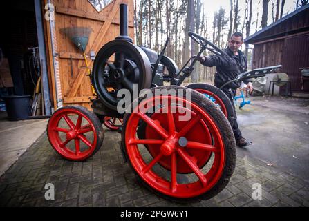 Alt Schwerin, Deutschland. 24. März 2023. Ein 1921 gebauter Lanz Bulldog mit einem Hubraum von 6,4 Litern und 12 ps wurde von Sven Hermann im Agroneum für die Eröffnung der Saison vorbereitet. Das Landwirtschaftsmuseum ist ein Freiluftmuseum und öffnet seine Türen für interessierte Besucher dieses Wochenende nach den Winterferien. Die Agrargeschichte von Mecklenburg zeigt sich hier von der Mitte des 19. Jahrhunderts bis heute. Kredit: Jens Büttner/dpa/Alamy Live News Stockfoto