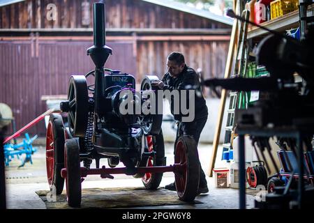 Alt Schwerin, Deutschland. 24. März 2023. Ein 1921 gebauter Lanz Bulldog mit einem Hubraum von 6,4 Litern und 12 ps wurde von Sven Hermann im Agroneum für die Eröffnung der Saison vorbereitet. Das Landwirtschaftsmuseum ist ein Freiluftmuseum und öffnet seine Türen für interessierte Besucher dieses Wochenende nach den Winterferien. Die Agrargeschichte von Mecklenburg zeigt sich hier von der Mitte des 19. Jahrhunderts bis heute. Kredit: Jens Büttner/dpa/Alamy Live News Stockfoto