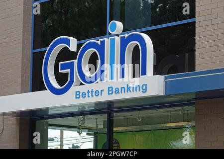 Burbank, Kalifornien/USA - 19. März 2023: Ein Schild für Gain Federal Credit Union ist mit dem Slogan „Better Banking“ auf der Außenseite des Gebäudes gekennzeichnet. Stockfoto