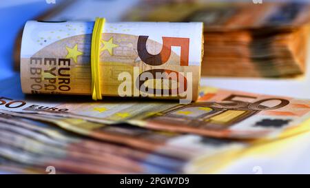 Konzept von vielen Euro: Ein Stapel gerollter 50-Euro-Scheine auf weißem Hintergrund, ein Stapel von 50-Euro-Scheinen aus geschäftlichem Hintergrund Stockfoto