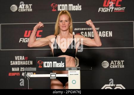 SAN ANTONIO, TX, USA. 24. März 2023. SAN ANTONIO, TX - 24. März: Holly Holm betritt die Waage für die offiziellen Wiegevorgänge im Westin San Antonio North für die UFC Fight Night – Vera vs Sandhagen – am 24. März 2023 in SAN ANTONIO, USA. (Kreditbild: © Louis Grasse/PX Imagens via ZUMA Press Wire) NUR REDAKTIONELLE VERWENDUNG! Nicht für den kommerziellen GEBRAUCH! Stockfoto