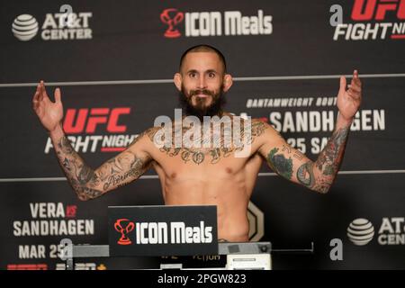 SAN ANTONIO, TX, USA. 24. März 2023. SAN ANTONIO, TX - 24. März: Marlon Vera betritt die Waage für die offiziellen Wiegevorgänge im Westin San Antonio North für die UFC Fight Night - Vera vs Sandhagen - Wiegeversuche am 24. März 2023 in SAN ANTONIO, USA. (Kreditbild: © Louis Grasse/PX Imagens via ZUMA Press Wire) NUR REDAKTIONELLE VERWENDUNG! Nicht für den kommerziellen GEBRAUCH! Stockfoto