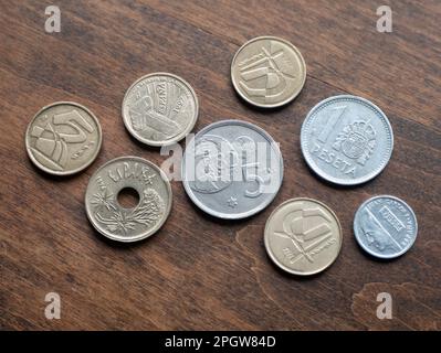 Münzgeld von Spanien auf Holzhintergrund, Nahaufnahme. Euro-Münzen. Das spanische Finanzsystem Stockfoto