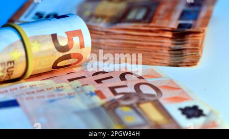 Konzept von vielen Euro: Ein Stapel gerollter 50-Euro-Scheine auf weißem Hintergrund, ein Stapel von 50-Euro-Scheinen aus geschäftlichem Hintergrund Stockfoto