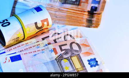 Konzept von vielen Euro: Ein Stapel gerollter 50-Euro-Scheine auf weißem Hintergrund, ein Stapel von 50-Euro-Scheinen aus geschäftlichem Hintergrund Stockfoto