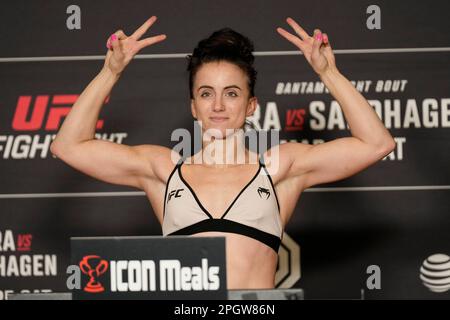 SAN ANTONIO, TX, USA. 24. März 2023. SAN ANTONIO, TX - 24. März: Maycee Barber betritt die Waage für die offiziellen Wiegevorgänge im Westin San Antonio North für die UFC Fight Night - Vera vs Sandhagen - Wiegeversuche am 24. März 2023 in SAN ANTONIO, USA. (Kreditbild: © Louis Grasse/PX Imagens via ZUMA Press Wire) NUR REDAKTIONELLE VERWENDUNG! Nicht für den kommerziellen GEBRAUCH! Stockfoto