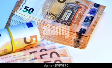 Konzept von vielen Euro: Ein Stapel gerollter 50-Euro-Scheine auf weißem Hintergrund, ein Stapel von 50-Euro-Scheinen aus geschäftlichem Hintergrund Stockfoto