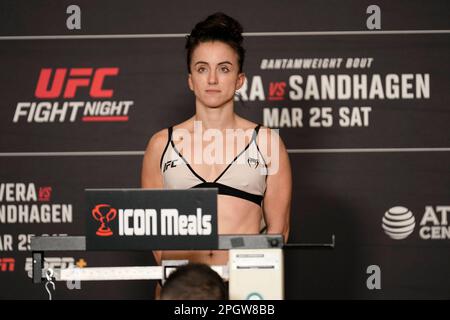 SAN ANTONIO, TX, USA. 24. März 2023. SAN ANTONIO, TX - 24. März: Maycee Barber betritt die Waage für die offiziellen Wiegevorgänge im Westin San Antonio North für die UFC Fight Night - Vera vs Sandhagen - Wiegeversuche am 24. März 2023 in SAN ANTONIO, USA. (Kreditbild: © Louis Grasse/PX Imagens via ZUMA Press Wire) NUR REDAKTIONELLE VERWENDUNG! Nicht für den kommerziellen GEBRAUCH! Stockfoto