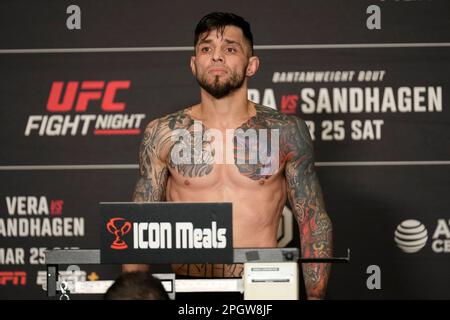 SAN ANTONIO, TX, USA. 24. März 2023. SAN ANTONIO, TX - 24. März: Daniel Pineda betritt die Waage für die offiziellen Wiegevorgänge im Westin San Antonio North für die UFC Fight Night - Vera vs Sandhagen - Wiegeversuche am 24. März 2023 in SAN ANTONIO, USA. (Kreditbild: © Louis Grasse/PX Imagens via ZUMA Press Wire) NUR REDAKTIONELLE VERWENDUNG! Nicht für den kommerziellen GEBRAUCH! Stockfoto