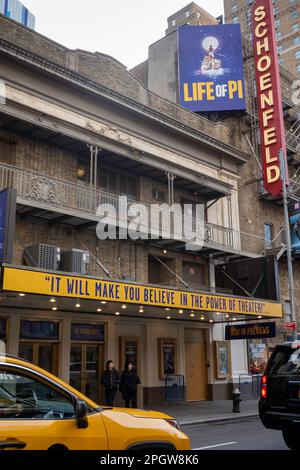 Schoenfeld Theater am Times Square mit der Werbung „Life of Pi“, New York City, USA 2022 Stockfoto