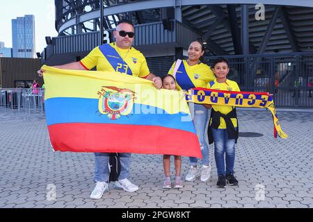 24. März 2023; CommBank Stadium, Sydney, NSW, Australien: International Football Friendly , Australien gegen Ecuador; Ecuador-Familie zeigt ihre Nationalflagge Stockfoto