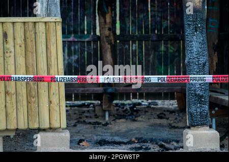 Brandstiftung Tatort mit deutscher Polizeiabsperrung oder Absperrband davor Stockfoto