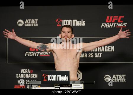SAN ANTONIO, TX, USA. 24. März 2023. SAN ANTONIO, TX - 24. März: Cory Sandhagen tritt bei den offiziellen Wiegeversuchen im Westin San Antonio North für die UFC Fight Night - Vera vs Sandhagen - am 24. März 2023 in SAN ANTONIO, USA, auf die Waage. (Kreditbild: © Louis Grasse/PX Imagens via ZUMA Press Wire) NUR REDAKTIONELLE VERWENDUNG! Nicht für den kommerziellen GEBRAUCH! Stockfoto