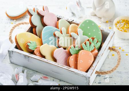 Zu Ostern hausgemachte Lebkuchenkaninchen, Karotten, Hühner und Eier-Gebäck. Festliches Weihnachtskonzept mit süßen Speisen. Osterbäckerei oder Dekorationsidee. Stockfoto