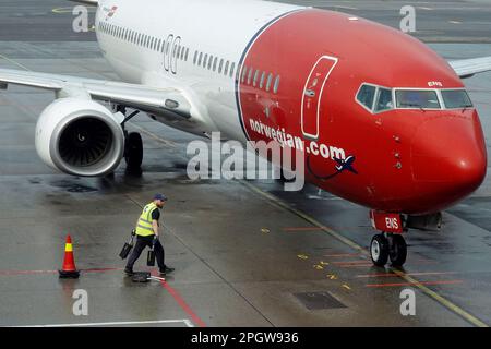 Norwegen, Oslo, Norwegian Airlines Flugzeug am Flughafen Oslo Gardenmoen Photo © Fabio Mazzarella/Sintesi/Alamy Stock Photo Stockfoto