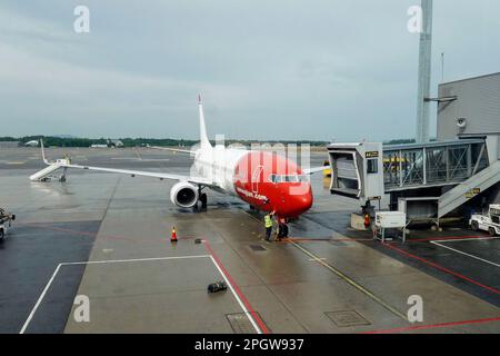 Norwegen, Oslo, Norwegian Airlines Flugzeug am Flughafen Oslo Gardenmoen Photo © Fabio Mazzarella/Sintesi/Alamy Stock Photo Stockfoto