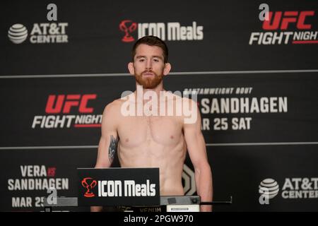 SAN ANTONIO, TX, USA. 24. März 2023. SAN ANTONIO, TX - 24. März: Cory Sandhagen tritt bei den offiziellen Wiegeversuchen im Westin San Antonio North für die UFC Fight Night - Vera vs Sandhagen - am 24. März 2023 in SAN ANTONIO, USA, auf die Waage. (Kreditbild: © Louis Grasse/PX Imagens via ZUMA Press Wire) NUR REDAKTIONELLE VERWENDUNG! Nicht für den kommerziellen GEBRAUCH! Stockfoto
