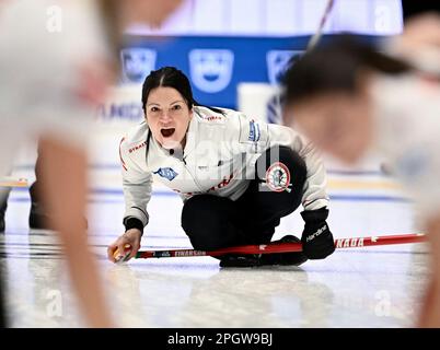 Sandviken, Schweden. 24. März 2023. Kerri Einarson, Kanada, in Aktion während des Spiels zwischen Dänemark und Kanada während der Runde Robin Session 19 der LGT World Women's Curling Championship in der Goransson Arena in Sandviken, Schweden, am 24. März 2023.Foto: Jonas Ekstromer/TT/Code 10030 Credit: TT News Agency/Alamy Live News Stockfoto