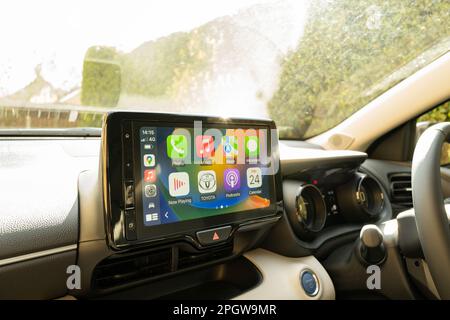Innenansicht eines in Japan gebauten Hybrid-Fahrzeugs mit neuer Technologie. Zeigt den großen integrierten Touchscreen des Funktelefons für Navigation und App-Steuerung. Stockfoto