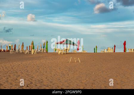 Blick auf den Strand von Imbassai, Bahia, Brasilien. Wunderschöner Strand im Nordosten mit einem Fluss und Palmen. Stockfoto