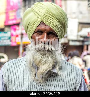 Amritsar, Indien - 24. Februar 2013: Porträt eines alten Sikh-Mannes mit typischem Turban und weißem Bart. Die meisten Menschen in Amritsa gehören zur Sikh-Bevölkerung. Stockfoto