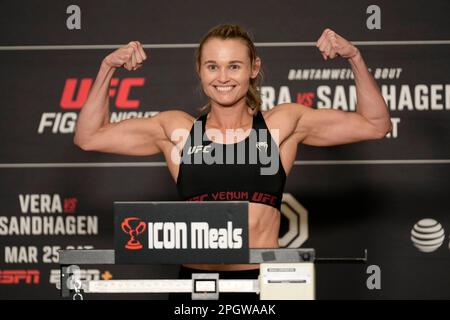 SAN ANTONIO, TX, USA. 24. März 2023. SAN ANTONIO, TX - 24. März: Andrea Lee betritt die Waage für die offiziellen Wiegevorgänge im Westin San Antonio North für die UFC Fight Night - Vera vs Sandhagen - Wiegeversuche am 24. März 2023 in SAN ANTONIO, USA. (Kreditbild: © Louis Grasse/PX Imagens via ZUMA Press Wire) NUR REDAKTIONELLE VERWENDUNG! Nicht für den kommerziellen GEBRAUCH! Stockfoto