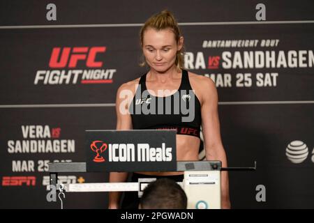 SAN ANTONIO, TX, USA. 24. März 2023. SAN ANTONIO, TX - 24. März: Andrea Lee betritt die Waage für die offiziellen Wiegevorgänge im Westin San Antonio North für die UFC Fight Night - Vera vs Sandhagen - Wiegeversuche am 24. März 2023 in SAN ANTONIO, USA. (Kreditbild: © Louis Grasse/PX Imagens via ZUMA Press Wire) NUR REDAKTIONELLE VERWENDUNG! Nicht für den kommerziellen GEBRAUCH! Stockfoto