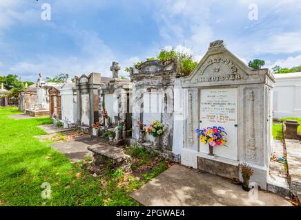 New Orleans, USA - 16. Juli 2013: Lafayette Friedhof in New Orleans mit historischen Grabsteinen Stockfoto