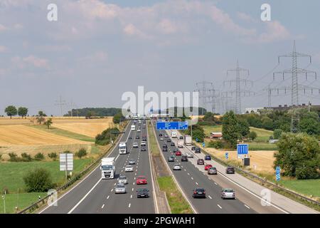 Frankfurt, Deutschland - 23. Juli 2018: deutscher Autobahnverkehr auf der autobahn A5 in der Nähe von frankfurt in Richtung Kassel. Stockfoto