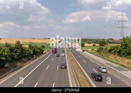 Frankfurt, Deutschland - 23. Juli 2018: deutscher Autobahnverkehr auf der autobahn A5 in der Nähe von frankfurt in Richtung Kassel. Stockfoto