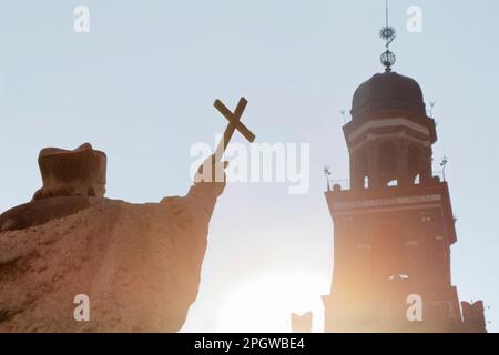 Statue des Heiligen Johannes von Nepomuk (Nepomucene, von G. Dugnani) mit Kreuz - Waffenhof - Schloss Sforza (Castello Sforzesco) - Mailand Stockfoto