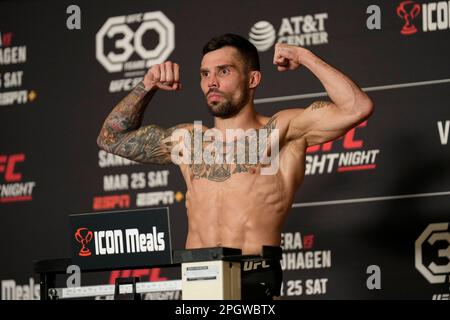 SAN ANTONIO, TX, USA. 24. März 2023. SAN ANTONIO, TX - 24. März: Tucker Lutz betritt die Waage für die offiziellen Wiegevorgänge im Westin San Antonio North für die UFC Fight Night - Vera vs Sandhagen - Wiegeversuche am 24. März 2023 in SAN ANTONIO, USA. (Kreditbild: © Louis Grasse/PX Imagens via ZUMA Press Wire) NUR REDAKTIONELLE VERWENDUNG! Nicht für den kommerziellen GEBRAUCH! Stockfoto