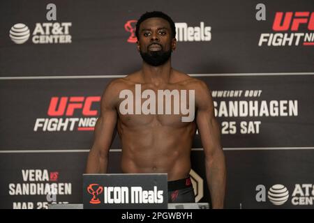 SAN ANTONIO, TX, USA. 24. März 2023. SAN ANTONIO, TX - 24. März: Chidi Njokuani betritt die Waage für die offiziellen Wiegevorgänge im Westin San Antonio North für die UFC Fight Night - Vera vs Sandhagen - Wiegeversuche am 24. März 2023 in SAN ANTONIO, USA. (Kreditbild: © Louis Grasse/PX Imagens via ZUMA Press Wire) NUR REDAKTIONELLE VERWENDUNG! Nicht für den kommerziellen GEBRAUCH! Stockfoto
