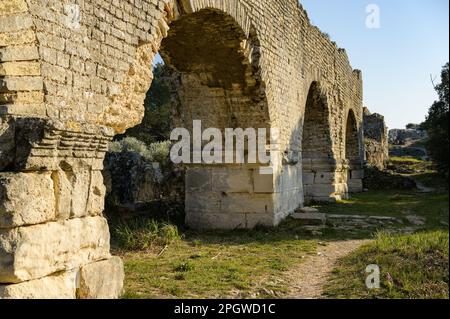 Barbegal Aquädukt und Mühlen in der Nähe von Arles an einem sonnigen Tag im Frühling. Diese römische Anlage besteht aus einem Aquädukt und 16 Wasserrädern in zwei parallelen Sets Stockfoto