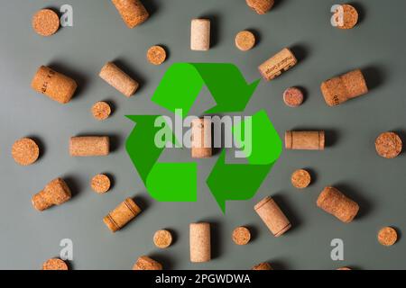 Recycling-Symbol und Weinkork für den sekundären Gebrauch. Erhaltung der Ökologie des Planeten. Rohstoffe für die Wiederverwendung. Umweltschutz. Stockfoto