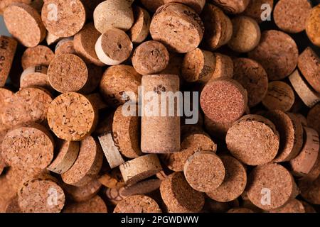 Recycling-Symbol und Weinkork für den sekundären Gebrauch. Erhaltung der Ökologie des Planeten. Rohstoffe für die Wiederverwendung. Umweltschutz. Stockfoto