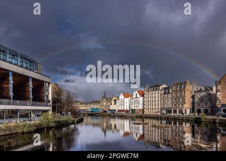 Edinburgh, Vereinigtes Königreich. 24. März 2023 im Bild: Regenbogen über dem Hafen von Leith bei wechselhaftem Wetter in Edinburgh at the Shore. Kredit: Rich Dyson/Alamy Live News Stockfoto