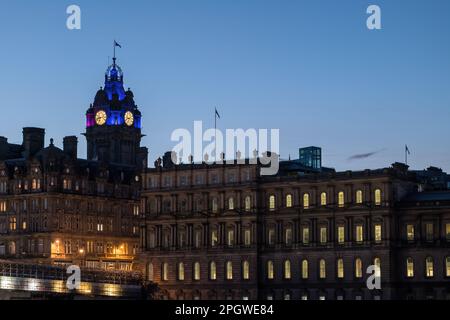 Der Uhrenturm des Balmoral Hotels erleuchtet in der Dämmerung oder in der Dämmerung mit klarem Himmel, Edinburgh, Schottland, Großbritannien Stockfoto